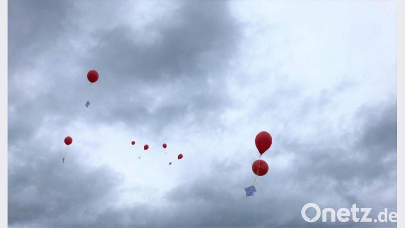 Um Punkt 18 Uhr war der Himmel über Schnaittenbach von rund 160 Luftballons erfüllt. Bild: Maria Büller/exb