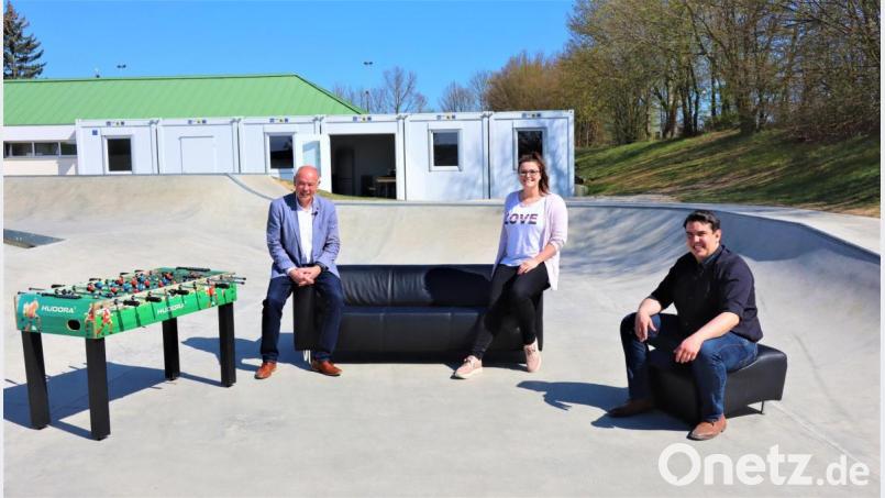 Machen sich vor Ort ein Bild vom neuen Kümmersbrucker Jugendtreff (von links): Bürgermeister Roland Strehl mit den betreuenden Fachkräften Helena Schubert und Jonas Butz. Bild: Phillip Schumann/exb