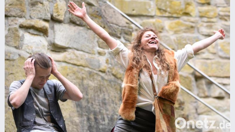 Als Ronja (Magdalena Meier mit Philipp Rosenthal) den Frühling begrüßt , ist es zugleich ein symbolischer befreiender Jubel für die Kultur in der Region. Die Botschaft der Eröffnung der Sommerfestspiele des LTO mit dem Stück "Ronja Räubertochter": Es wird endlich wieder Theater gespielt. Bild: Tobias Schwarzmeier