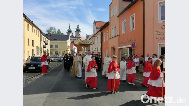 Keine Fronleichnamsprozession mit mehreren Altären wie in den Vorjahren wird es dieses Jahr in Waldsassen geben. Die nun gewählte Form mit nur einem Altar am Giebel des Finanzamts sieht Pfarrer Vogl aber als gute Alternative unter den besonderen Vorgaben. Archivbild: kgg