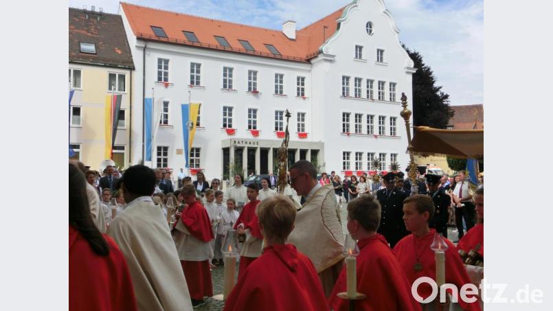 Keine Fronleichnamsprozession mit mehreren Altären wie früher wird es dieses Jahr in Waldsassen geben. Die nun gewählte Form mit nur einem Altar am Giebel des Finanzamts sieht Pfarrer Vogl aber als gute Alternative unter den besonderen Vorgaben. Archivbild: kgg