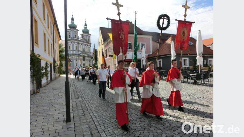 Keine Fronleichnamsprozession mit mehreren Altären wie früher wird es dieses Jahr in Waldsassen geben. Die nun gewählte Form mit nur einem Altar am Giebel des Finanzamts sieht Pfarrer Vogl aber als gute Alternative unter den besonderen Vorgaben. Archivbild: kgg
