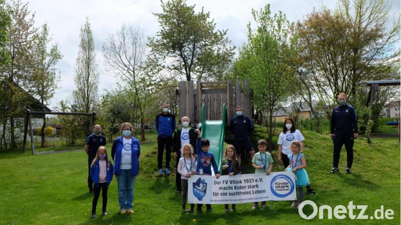 Nach dem gelungenen Training stellen sich die Verantwortlichen mit einem kleinen Teil der Kinder zum Abschlussfoto auf: (von links) Alexander Rittner, Kindergartenleiterin Monika Mrosek, Johannes Rumpler, Karl-Heinz Grollmisch, Christian Teichert, Erzieherin Julia Etzold und Jugendleiter Hans-Jürgen Geier. Bild: Stefanie Gradl