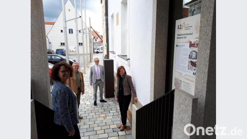 Am Fenster des Rathaus-Foyers ist ebenfalls eine der Informationstafeln (rechts) zum "Schaufensterbummel durch die Zeit" angebracht. Von links Monika Sommer (Tourist-Info), Stadtarchivpfleger Hermann Müller, Bürgermeister Bernd Sommer und Inge Frank (Tourist-Info). Bild: pz