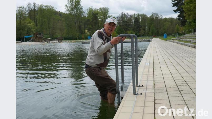 Schwimmbad-Urgestein Günther Mayer krempelte die Hosenbeine hoch und stieg bis zu den Knien ins Wasser. Bild: abi