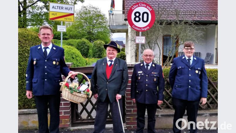 Kameraden der Freiwilligen Feuerwehr Oberwildenau überraschten Günther Schmidt (Zweiter von links) zum 80. Geburtstag mit einem Geschenkkorb. Bild: jml