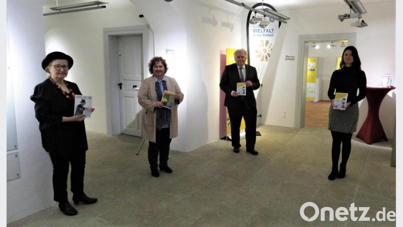 Regisseurin Susanne Stangl, Gästeführerin Cornelia Stahl, Zweiter Bürgermeister Peter Gold und Tourismusbürochefin Stefanie Süß (von links) freuen sich sehr, für diesen Sommer und Herbst wieder ein umfangreiches Paket mit den unterschiedlichsten Führungen durch die Kreisstadt anbieten zu dürfen. Bild: ubb