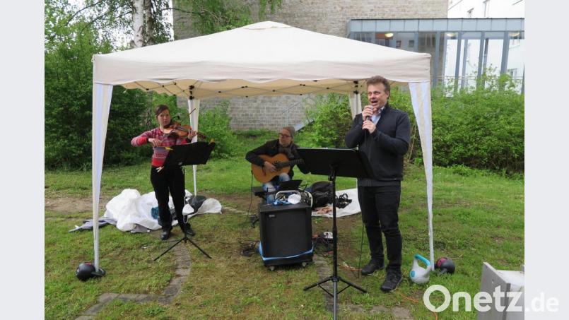 Musik auf hohem künstlerischen Niveau boten die Geigerin Rebekka Wagner, der Gitarrist Klaus Jäckle und der Sänger und Moderator Martin Fösel (von links) den Bewohnern des Kemnather Seniorenzentrums. Bild: jzk