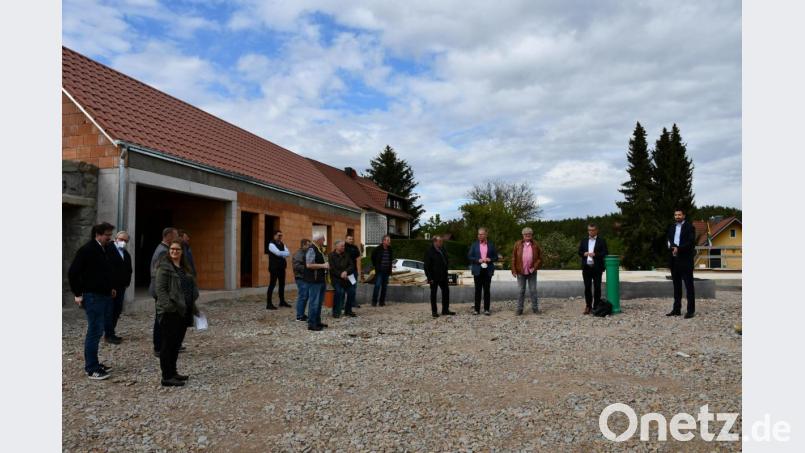 Bauoberrat Martin Stahr vom Amt für Ländliche Entwicklung (von rechts) machte sich zusammen mit Bürgermeister Martin Birner, Architekt Gerhard Plochinger und dem Geschäftsführer der Stadt Neunburg, Georg Keil, im Beisein der Stadträte ein Bild vom Baufortschritt (im Bild links das Nebengebäude). Bild: Probst, Helga