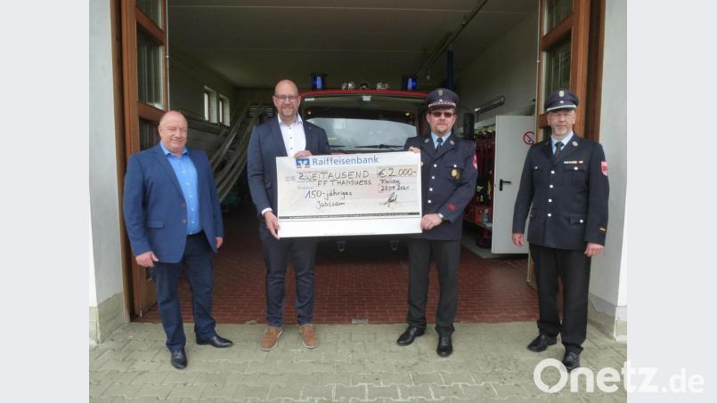 Direktor Frank-E. Kirchhof (von links) und Geschäftsstellenleiter Michael Liedl von der Raiffeisenbank überreichen 2000 Euro an Feuerwehr-Vorsitzenden Philipp Grünbauer und Kommandant Markus Dreyer. Bild: bk