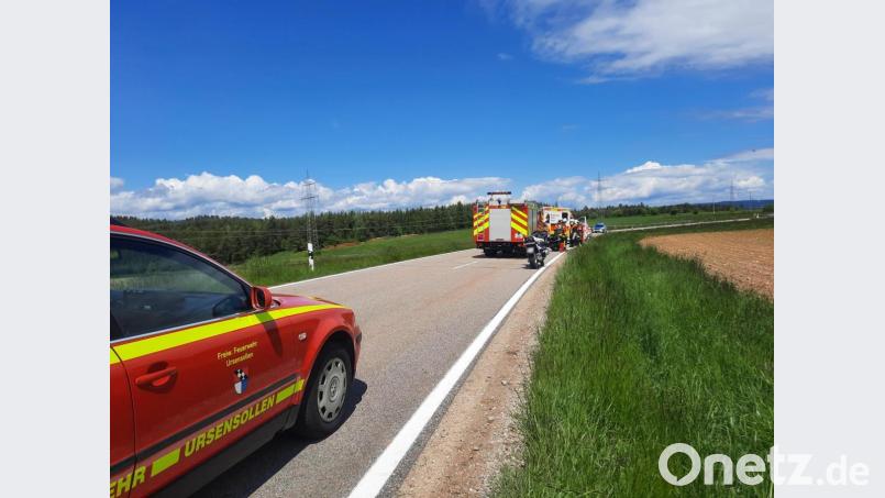 Ein 68-jähriger Motorradfahrer stürzte am Samstag alleinbeteiligt bei Ursensollen und wurde schwer verletzt. Die Erstversorgung des Verletzten übernahmen die First Responder der Ursensollener Feuerwehr. Bild: Feuerwehr Ursensollen