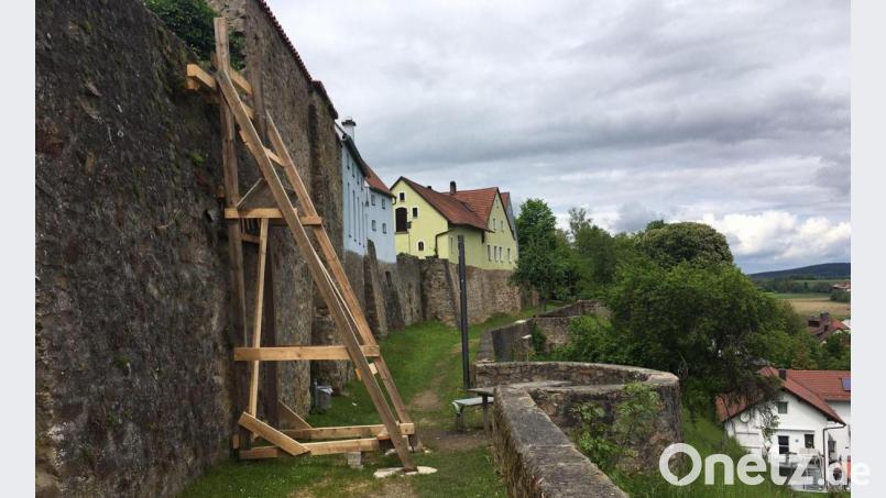 Die bröckelnde Stadtmauer wurde vom Bauhof gesichert. Wenn sich ein Fachmann des Landesamtes für Denkmalpflege vor Ort ein Bild gemacht hat, wird über die Sanierung entschieden. Bild: ihl