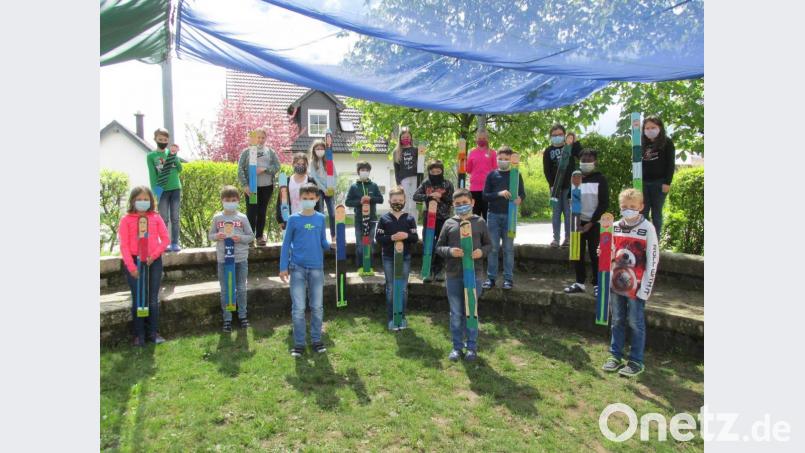Um nun auch an der Schule Spuren zu hinterlassen, gestaltete die vierte Klasse der Grundschule Immenreuth ein weiteres buntes Zaunelement, das am Rande des Pausenhofes als Kunstwerk aufgestellt wird. Bild: soj
