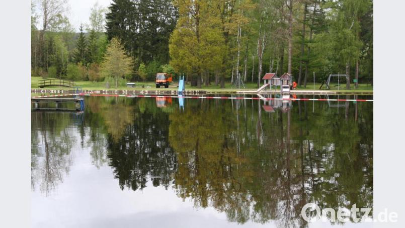 Am Freitag verpassten die Bauhofmitarbeiter den Liegeflächen und Spielplätzen den letzten Schliff Bild: fpoz