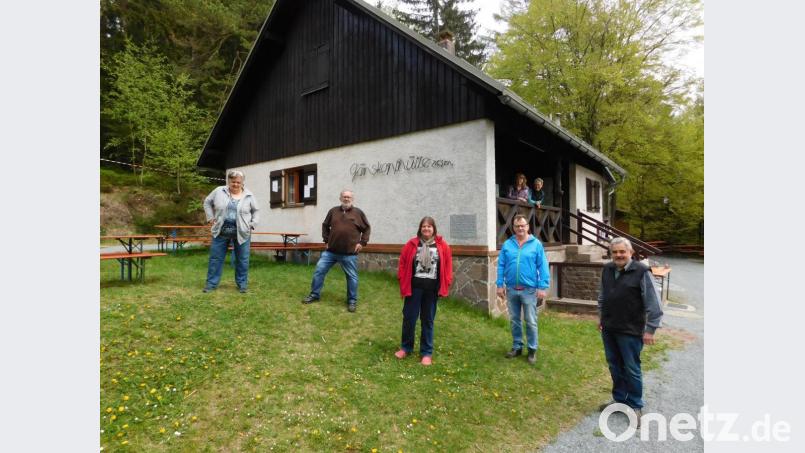Für die Wiederaufnahme des Bewirtschaftungsbetriebs wurden alle Vorbereitungen getroffen. Christine Dörfler, Rudolf Hautsch, Beate Queitsch, Hermann Ködel, Günter Dörfler (von links) sorgten mit einem 15-köpfigen Helferteam für den Feinschliff in und um die Gänskopfhütte. Bild: hai