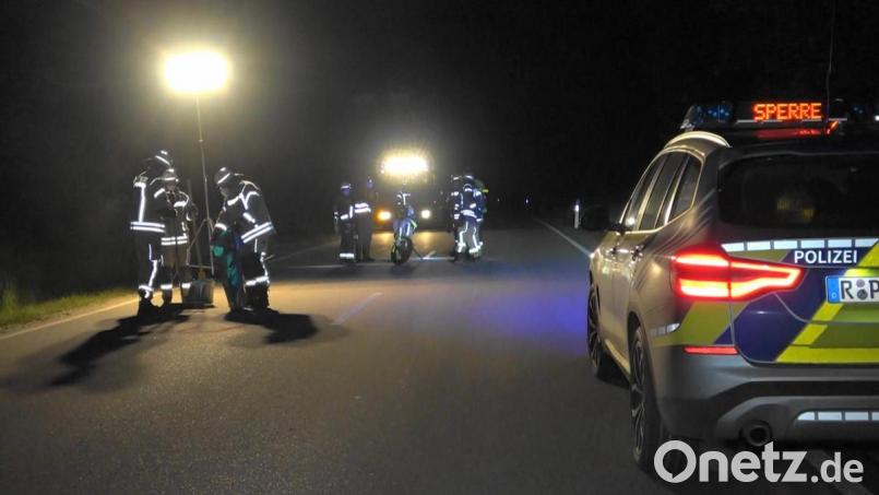 Zwischen Falkenberg und Tirschenreuth kam es am Samstagabend zu einem Verkehrsunfall. Die Straße war kurzzeitig gesperrt. Die Feuerwehren sicherten die Unfallstelle ab und reinigten die Fahrbahn. Bild: nic