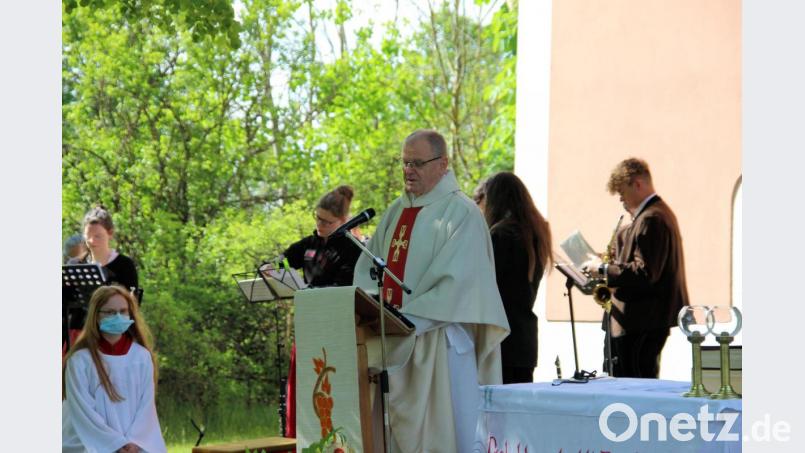 Monsignore Jakob Hofmann hielt die Festpredigt beim Kreuzbergfest in Schmidmühlen. Bild: bjo