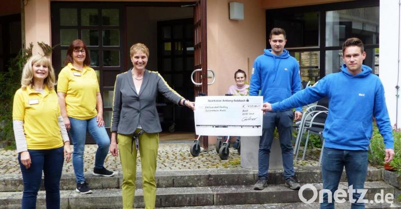 Die Kastler Kirwaleut hatten ihren Spaß, auch online, und überraschten das Seniorenheim mit einer 450-Euro-Spende (von links): Petra Graml, Olga Hiller, Heimleiterin Monika Breunig, Martin Lindner und Maximilian Geitner. Bild: jp