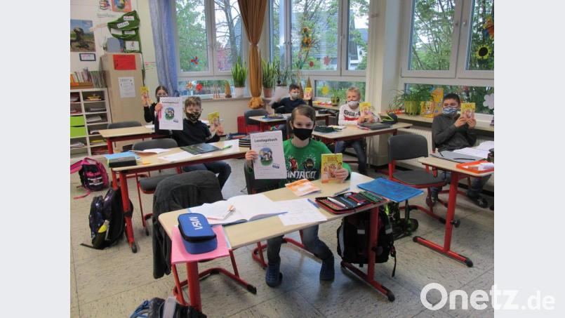 Mit ihrer Klassenleiterin Kerstin Zaus haben die Viertklässler der Grundschule Immenreuth ein Lesetagebuch erstellt. Bild: soj