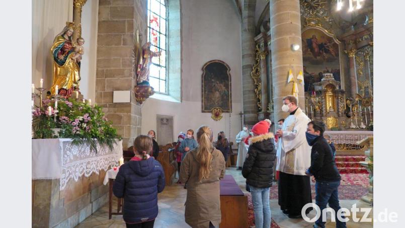 „Welche Farbe hat der Mantel der Madonna?“ fragte Stadtpfarrer Thomas Kraus die Kinder vor dem Marienaltar. Bild: jzk