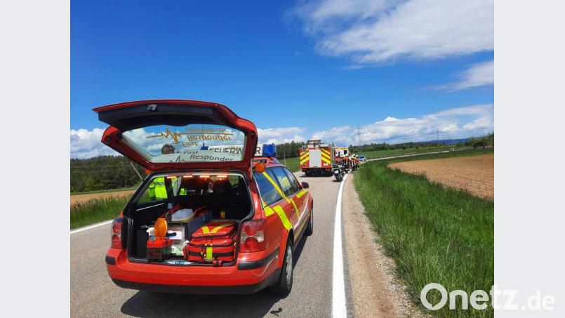 Nach einem Motorradunfall bei Unterleinsiedl versorgten die First Responder der Feuerwehr Ursensollen den Verletzten bis zum Eintreffen des Rettungsdienstes. Bild: Feuerwehr Ursensollen