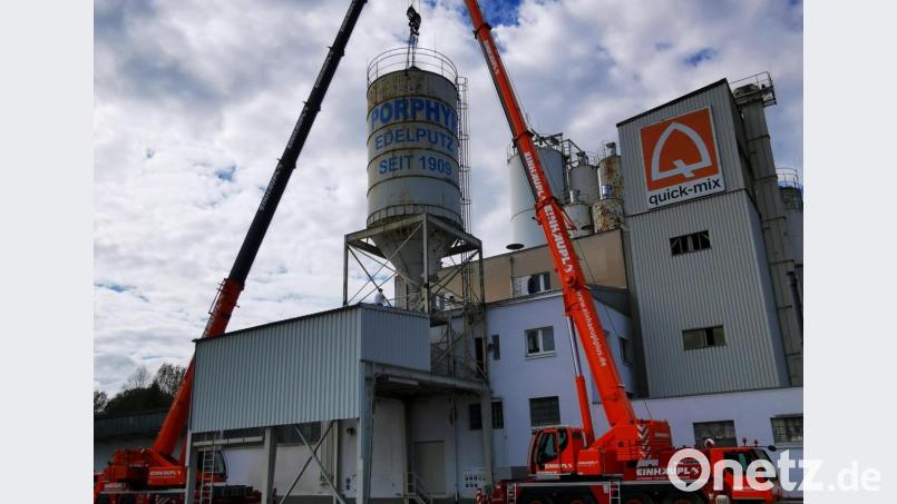 Große Autokräne sind beim Abbau der Anlagen im Einsatz. Bild: bk