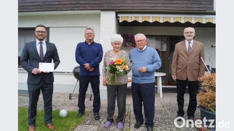 Den 90. Geburtstag beging Barbara Bösl (mit Blumenstrauß) im Schirmitzer Ahornweg. Dazu gratulierten auch Bürgermeister Ernst Lenk, Sohn Lothar, Ehemann Georg und zweiter Bürgermeister Josef Robl (von links). Bild: du