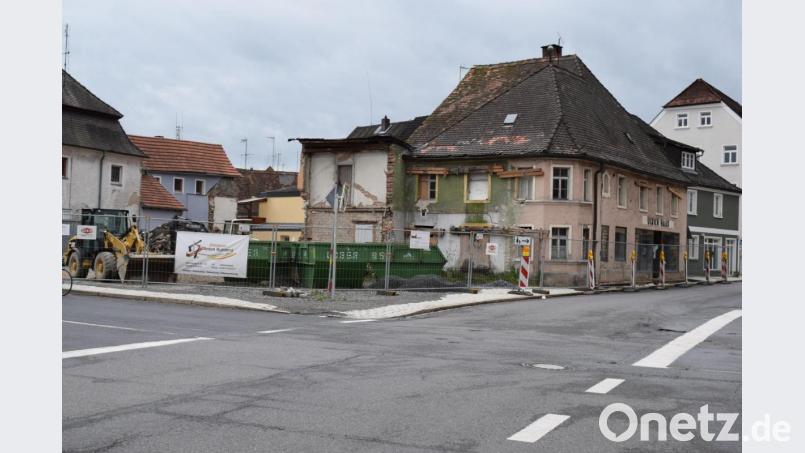 Die Baumeisterarbeiten am Haas-Haus haben begonnen. Im ersten Schritt wird der Bestand gesichert. Bild: bnr