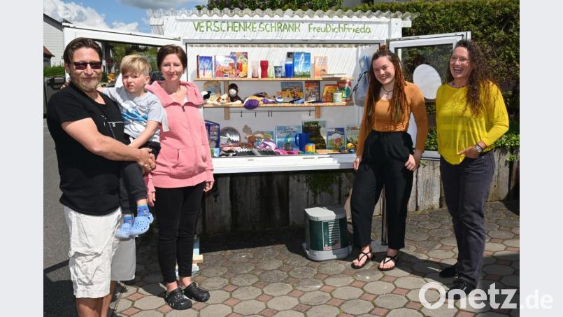 Tobias, Leopold und Nina Bogner (von links) befüllen den Verschenkeschrank mit Dingen, die sie nicht mehr benötigen. Die Idee zu diesem Modell der Nachhaltigkeit hatten Margit und Paula Haberberger (von rechts). Bild: gf