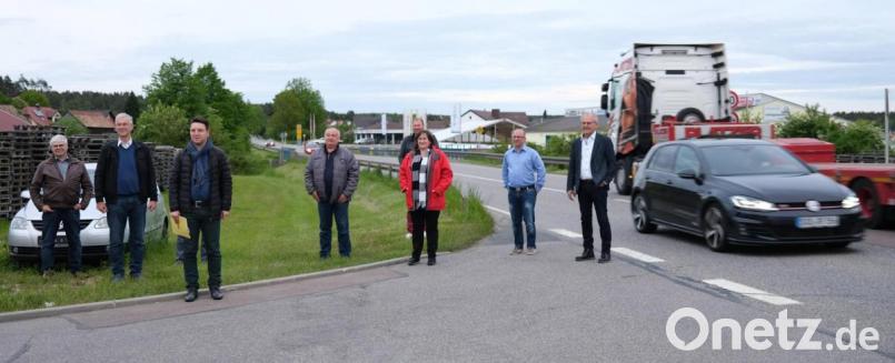 Die SPD-Mandatsträger suchen den Schulterschluss der Anliegergemeinden und fordern den vierspurigen Ausbau der B 85 zwischen Wackersdorf und Altenkreith im Landkreis Cham. Bild: Hirsch