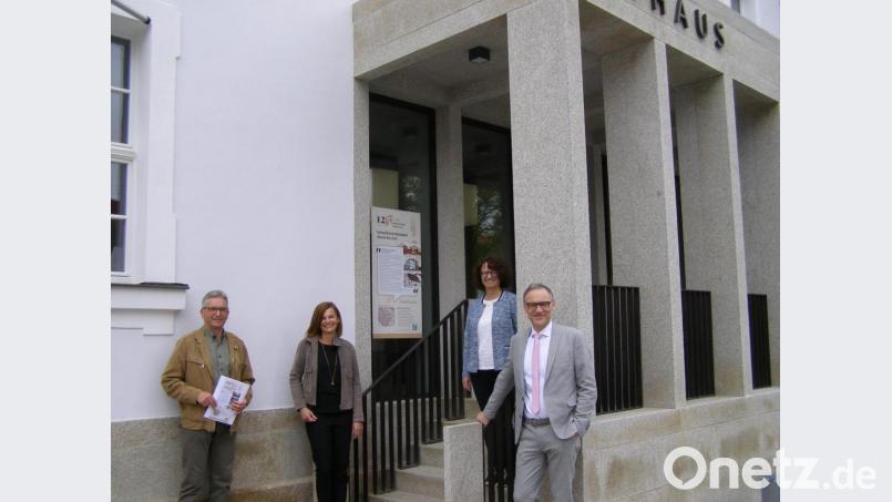 Hermann Müller, Inge Frank und Monika Sommer und Bürgermeister Bernd Sommer (von links) bei der Vorstellung des "Stadtbummels durch die Zeit" vorm Rathaus. Bild: pz