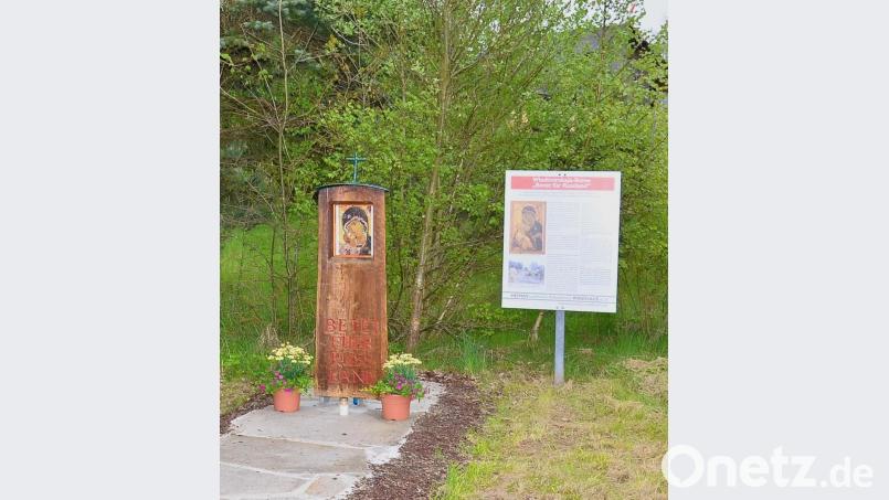 Ein von Ortsheimatpfleger Andreas Ringholz initiierte Infotafel berichtet nun ausführlich über den Werdegang und Hintergrund des wiedererrichteten Holz-Bildstocks am Rande des &quot;Alten Grenzübergangs&quot;. Bild: fjo