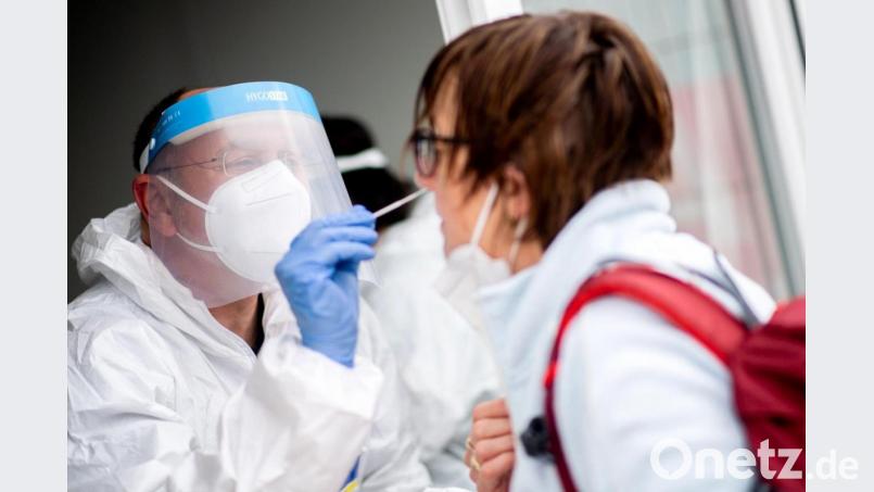 Corona-Tests wie diesen wird ein Betreiber in Schwandorf nicht mehr durchführen. Symbolbild: Hauke-Christian Dittrich