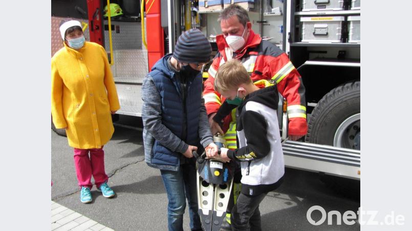 Jeweils zwei Schülerinnen und Schüler durften Rettungsspreizer oder Rettungsschere halten und erfuhren, wie wahnsinnig schwer diese Geräte sind und wie anstrengend es für die Feuerwehrleut ist, bei Übungen oder bei einem Einsatz damit zu arbeiten. Bild: sei