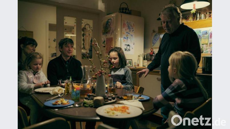 Andreas Schmidt-Schaller (stehend) ist so etwas wie der "Elder Statesman" unter den bisherigen "Polizeiruf 110"-Ermittlern: In der Jubiläumsfolge ist er als Schwiegervater des neuen Kommissars Michael Lehmann (Peter Schneider) dabei. Bild: MDR/filmpool fiction/Felix Abraham