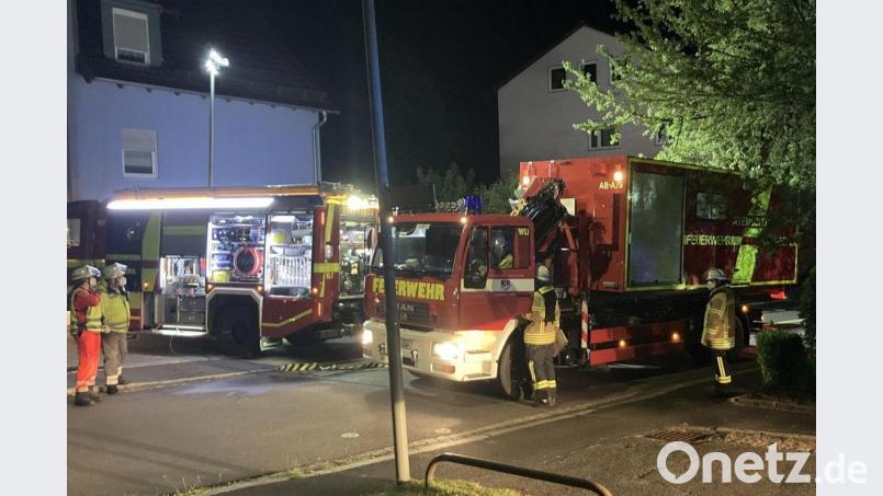 Großeinsatz für die Amberger Feuerwehr: Im Keller eines Mehrfamilienhauses war Feuer ausgebrochen, die Einsatzkräfte mussten Menschen aus dem Gebäude in Sicherheit bringen. Bild: Feuerwehr Amberg
