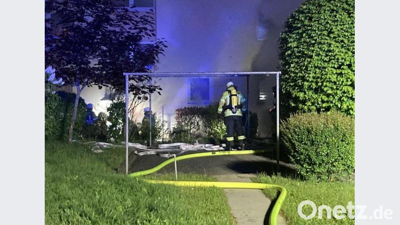Die Feuerwehr konnte den Brand schnell eindämmen, musste dazu aber Wasser aus einiger Entfernung heranschaffen, weil ein Hydrant zugeparkt war. Bild: Feuerwehr Amberg