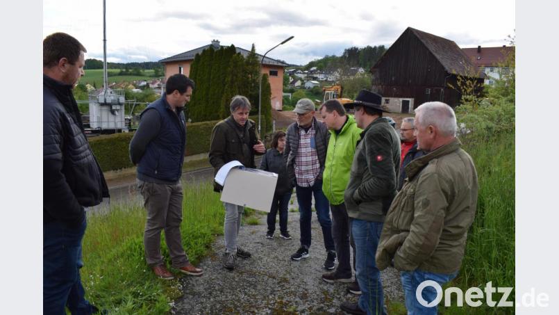 Architekt Christian Schönberger (mit Planunterlagen) unterbreitete dem Gemeinderat seine Vorstellungen über die künftige Bebauung.des Geländes. Bild: bnr