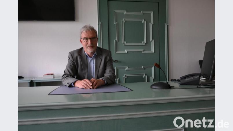 Amtsgerichtsdirektor Thomas Weiß nimmt noch ein letztes Mal Platz am Richtertisch. Die Robe hat er schon abgelegt. Bild: rti