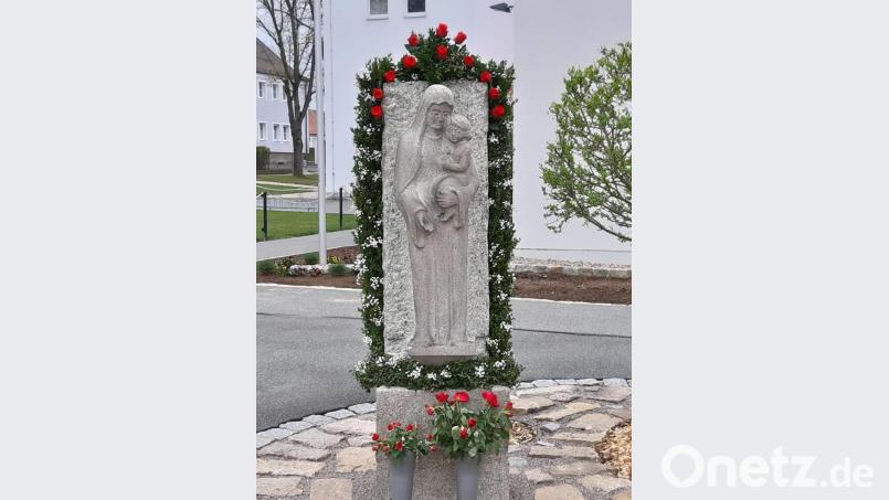 Vor der neuen Kirche hat die Statue der Mutter Gottes mi Kind einen neuen Standplatz gefunden. Bild: adj