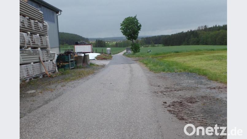Am östlichen Ortsrand von Schlammersdorf, im weiteren Verlauf der Bürgermeister-Wiesnet-Straße (unser Bild), soll der geplante Radweg beginnen. Bild: br