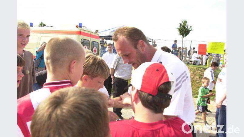 Bernd Hobsch gibt Autogramme bei der Einweihung der Pater-Karl-Küting-Anlage und vor dem Spiel SV Inter Bergsteig - 1. FC Nürnberg (1:13) am 10. Juli 2001. Archivbild: Hubert Ziegler