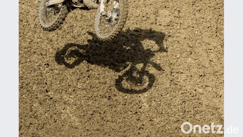 Die Motocross-Maschine gestohlen - und damit einen Unfall gebaut: Ein 34-Jähriger aus dem Landkreis Neustadt/WN hat ein Problem mit der Polizei. Bild: Benjamin Manser/dpa