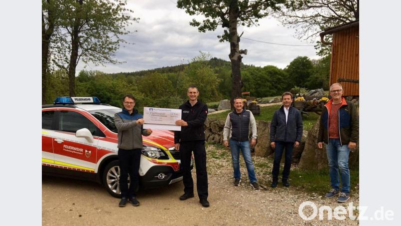Die Freudenberger Jugendfeuerwehr darf sich über eine Spende von 500 Euro freuen (von links): HKV-Vorsitzender Uli Piehler, Peter Meßmann (Feuerwehr), Pyrotechniker Andreas Scheibl, HKV-Kassier Christian Nübler und Ideengeber Josef Zweck. Bild: gri