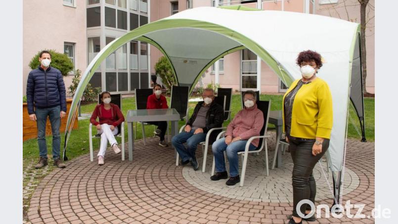 Das Eine-Welt-Laden-Team spendet einen Pavillon für das BRK-Seniorenheim St. Barbara (von links): Eine-Welt-Laden-Chef Matthias Birner, Gerontotherapeutin Anita Dobmeier, Hauswirtschaftsleiterin Ann-Kathrin Reichl, Vorsitzende Rudi Wild vom Heimbeirat, Eine-Welt-Laden-Mitarbeiterin Marianne Wild und Heimleiterin Astrid Geitner. Bild: u