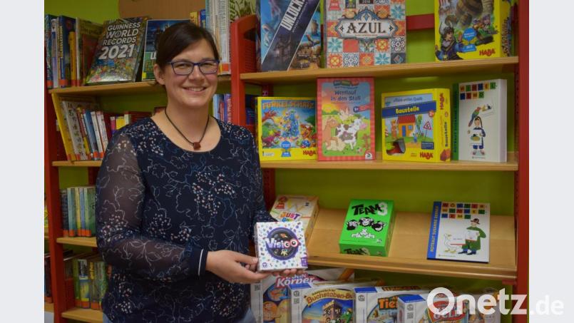 Ab sofort können in der Stadtbücherei Bärnau auch Spiele ausgeliehen werden. 20 Spiele sind aktuell im Angebot, freut sich Kerstin Daubitzer. Bild: szl