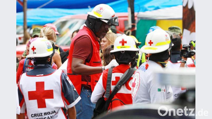 Der Generalsekretär der Internationalen Föderation der Rotkreuz- und Rothalbmondgesellschaften (IFRC), Elhadj As Sy (M), spricht mit Mitarbeitern und Helfern. Internationale Teams halfen bei den Rettungs- und Räumungsarbeiten nach einem Erdbeben in Mexiko. Bild: Francisco Estrada/dpa