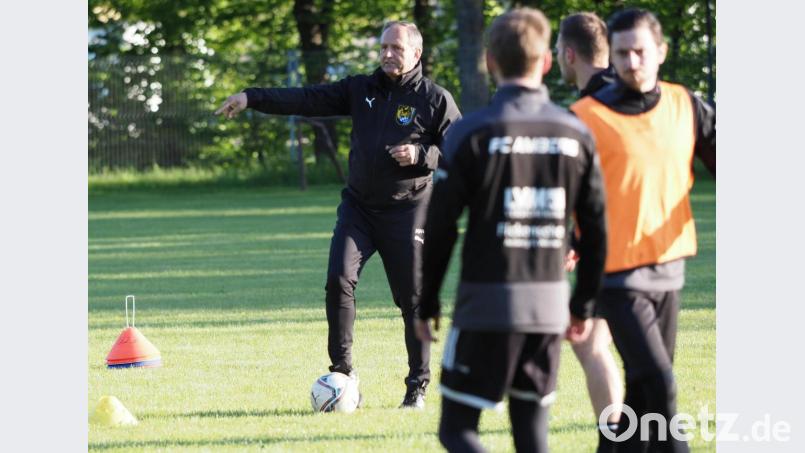 Das erste Mal komplett auf dem Platz nach einer halben Ewigkeit: Trainer Karl-Heinz Wagner (hinten) ist voll dabei und dirigiert die Spieler des FC Amberg. Bild: ref