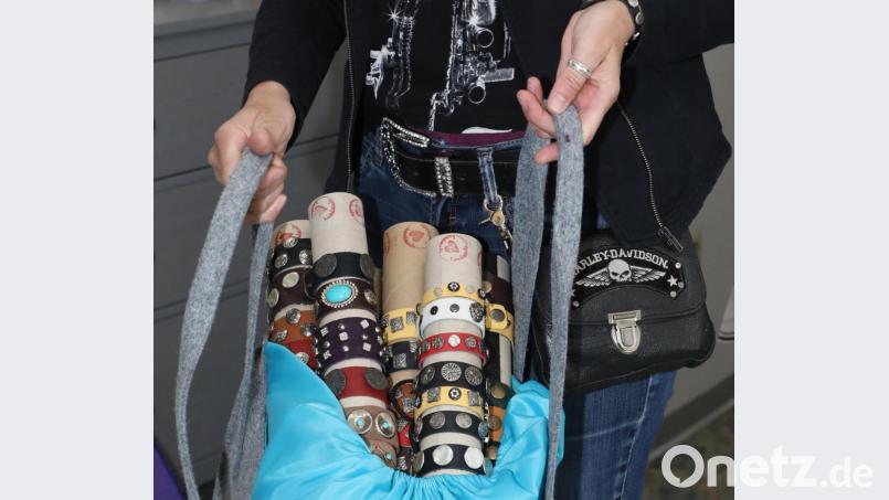 Die Armbandkollektion von Betty Meier ist. Im Lockdown größer geworden. Bild: Gerhard Götz