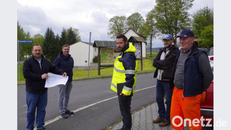 Im Juli geht es los mit der großen Straßenbaustelle und der damit verbundenen Marktsperrung in Waldershof. Am Donnerstag gab es eine Besprechung vor Ort: Im Bild von links Zweiter Bürgermeister Mario Rabenbauer, Adolf Lenk, Werner Rüth, Harald Götz und Anton Kaiser. Bild: abi